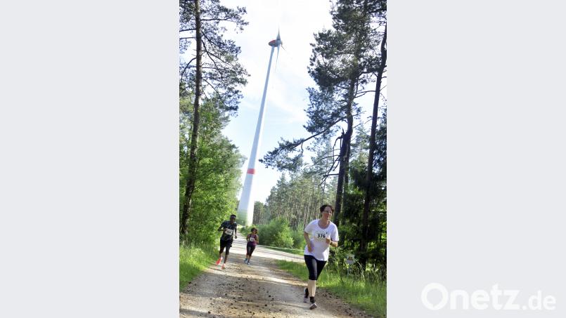 17. Hahnenkammlauf 2018 des 1. FC Edelsfeld

Vor der Kulisse der nächtigen Windräder läuft Edith Honcek in der Klasse W 65 +ber 4800 Meter dem Ziel entgegen, wo sie nach 35:18Min. ankam

Bild: Ziegler Ziegler, Hubert [ZG] (<a href=