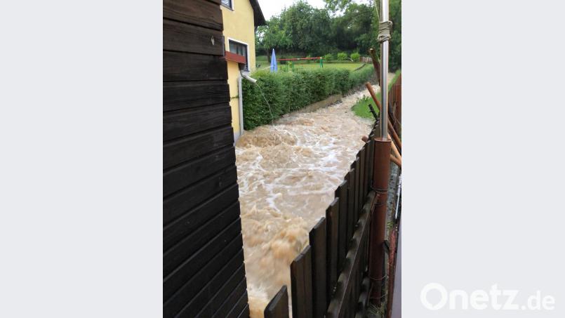 Schwere Unwetter zogen am Donnerstagabend über die Oberpfalz. Straßen wurden überflutet, Keller liefen voll. Die Integrierten Leitstellen Nordoberpfalz und Amberg melden gut 200 Einsätze. [EXB]