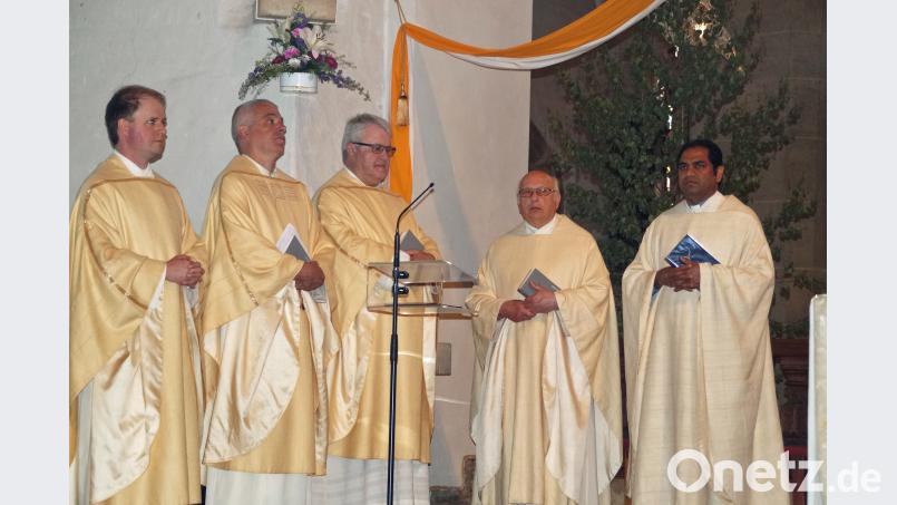 Den Festgottesdienst zelebrierten die Geistlichen (von links) Stefan Wagner, Jakob Seitz, Karl-Dieter Schmidt, Andreas Hanauer und Benny Joseph Kochumundammalayil. agr