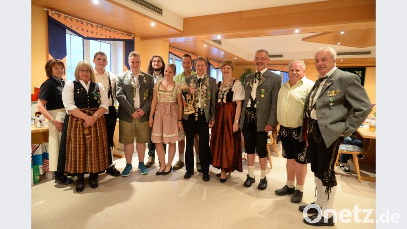 Die neuen Könige, Liesl, Ritter und Zofen der Edelweiß-Schützen aus Hohenkemnath zusammen mit Schützenmeister Hans Wenkmann, seinem Stellvertreter Josef Hirsch und Schießleiter Hermann Schmidt: Susanne Prächtl, Markus Prächtl, Andreas Dötterl, Johanna Wiesner, Max Rönnebeck, Manuel Nitzbon, Alfred Herbst, Yvonne Dzalakowski und Hermine Wenkmann (von rechts). brü