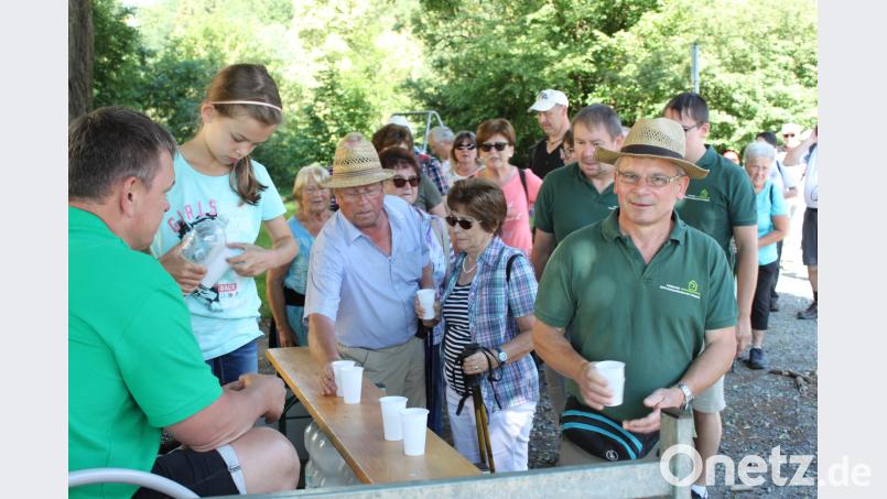 Eine Abkühlung brauchten die Wanderer beim Familienwandertag des Verbandes Wohneigentum vor der Mutter-Anna-Kirche auf dem Mühlberg. Mitglieder der Neustädter Siedlergemeinschaft ver sorgten mit Wasser. Hans Prem