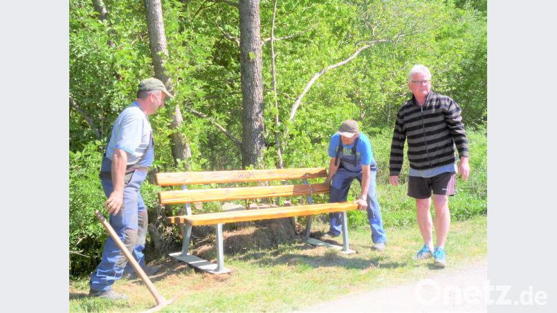 Zeigt einen Ausschnitt aus der Wiederaufstellung der sanierten Sitzbänke. tu