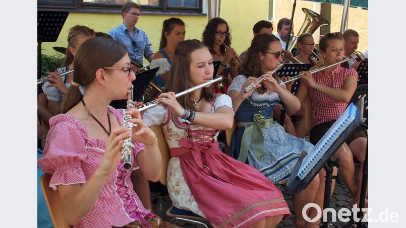 Zünftig spielt das Blasorchester, hier die Mädchen an den Querflöten, zum Frühschoppen und auch am Nachmittag auf. Bild: sön sön