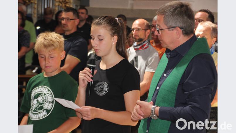 Sophie Schoefl und Bastian Pritzl tragen die Fürbitten vor. kro