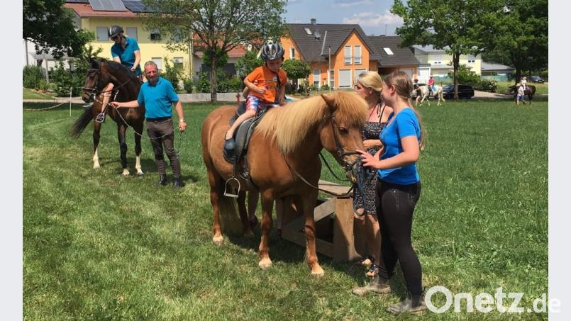 Die Kinder haben Spaß und Freude am Reiten. ptz