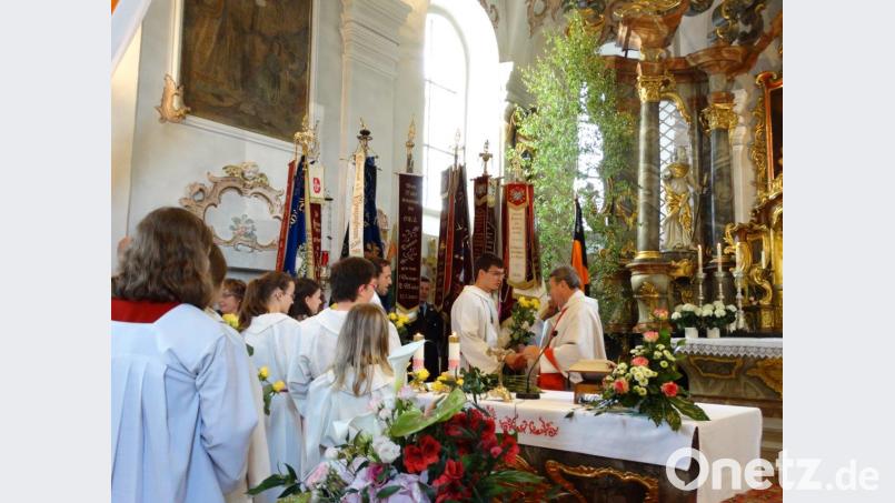 Die Ministranten überreichen Rosen twg