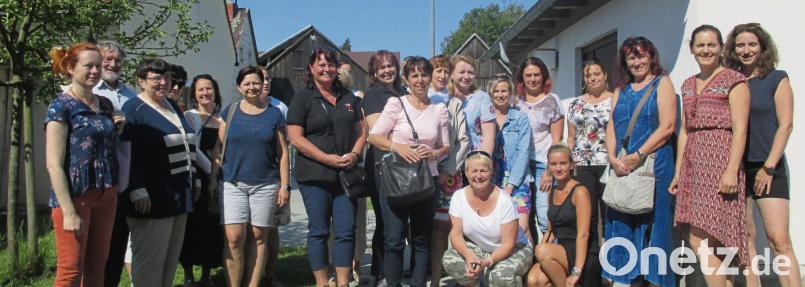 Bürgermeister Josef Schmidkonz (Zweiter von links), Kindergartenleiterin Irida Haberkorn (Dritte von links) und Dolmetscherin Lucie Mantel (links) begrüßten die 25 tschechischen Damen. exb