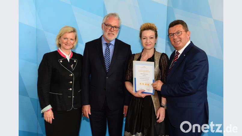 DEHOGA-Präsidentin Angela Inselkammer (links) und der bayerische Tourismus- und Wirtschaftsminister Franz Josef Pschierer (rechts) mit (von links) Geschäftsführer Martin Weiß und Hoteldirektorin Raphaela Woppmann. Neumann, Jochen [NJN]