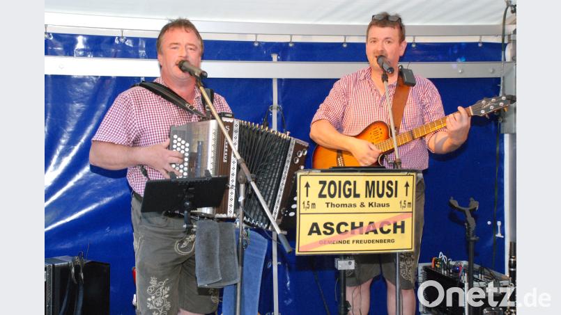 Die Zoiglmusikanten Thomas Rembold und Klaus Weigl (von links) spielen zünftig auf. sche