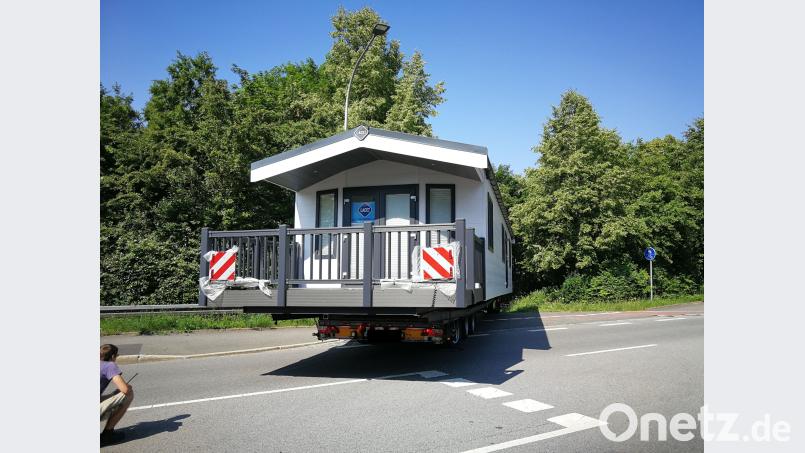 Das Hinterteil des feststeckenden Schwertransports sorgt für Behinderungen auf der Straße. Andreas Ascherl