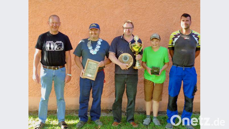 Zweiter Vorstand Martin Binder konnte an Jungangler Ludwig Grötsch, Vereinsmeister Thomas Grötsch, Fischerkönig Andreas Roth und Vizekönig Wolfgang Müllner (von rechts) die ausgesetzten Trophäen aushändigen.       Bild: fjo Forster, Josef [FJO] (WAIDHAUS@T-ONLINE.DE)