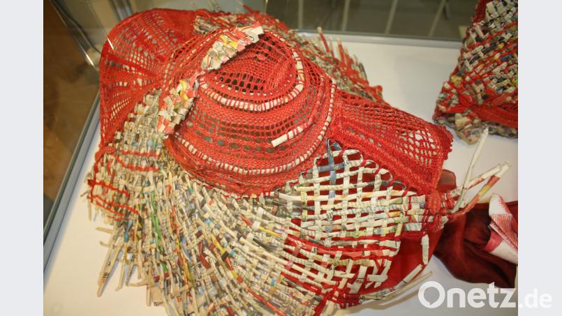 Ihrer Kreativität freien Lauf ließ die tschechische Künstlerin, die ihre Hutkreation mit rotem Faden und gerolltem Zeitungspapier geklöppelt hat. eib