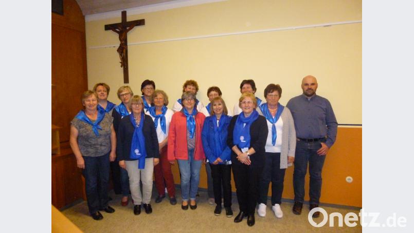 Ein rühriges Führungsteam  organisiert das Vereinsleben des Trausnitzer Frauenbunds. Mit im Bild Geistlicher Beirat Pfarrer Hans Spitzhirn. exb