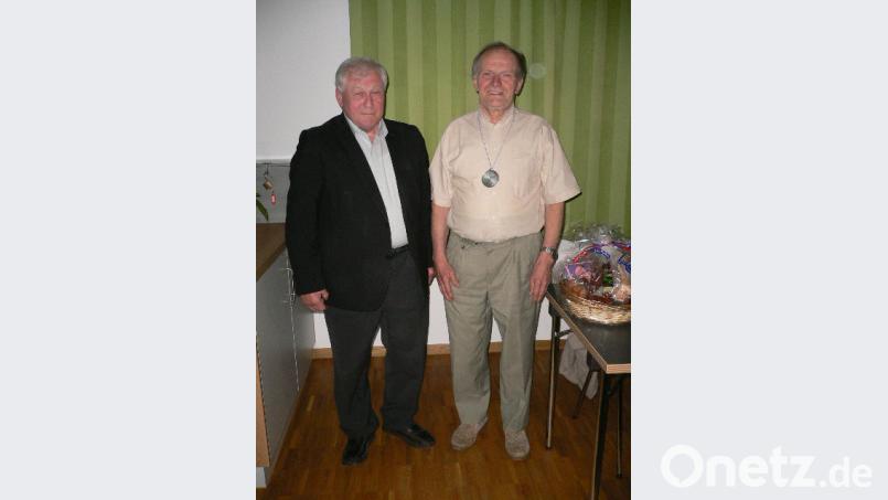 Bürgermeister Johann Wilhelm (links) überreichte Hermann Haas die Gemeinde-Medaille. Beitrag, Externer [EXB] (kontakt@oberpfalznetz.de)