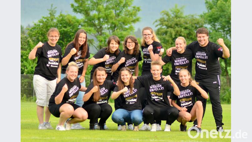 Die Kreisliga-Meister des SV Neusorg II. Auf dem Bild zu sehen sind: Nadine Bayerl (vordere Reihe von links), Daniela Veigl,  Marina Bauer, Julia Sticht, Tamara Kugler, sowie Eva König (hinten von links), Regina Zahn, Manuela Lotter, Hanna Böhm, Tanja Heinl, Annalena Sticht und Trainer Tobias Prechtl. Beitrag, Externer