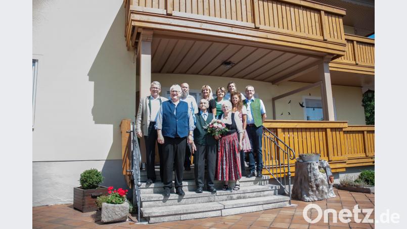 Auch Dritte Bürgermeisterin Heidi Eckl gratulierte Anton Kreckl zum 90. Geburtstag. Umgeben von seiner großen Familie freute sich der Rentner auf die anschließende Feier. cfd