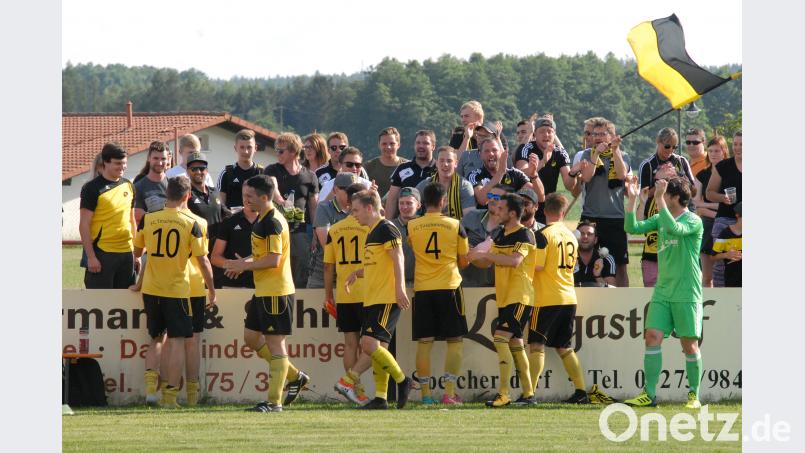 Auf die Unterstützung seiner Fans baut der FC Tirschenreuth auch im entscheidenden Relegationsspiel (Szene aus der Partie gegen Mistelgau in Kirchenlaibach). Gebert, Rudolf