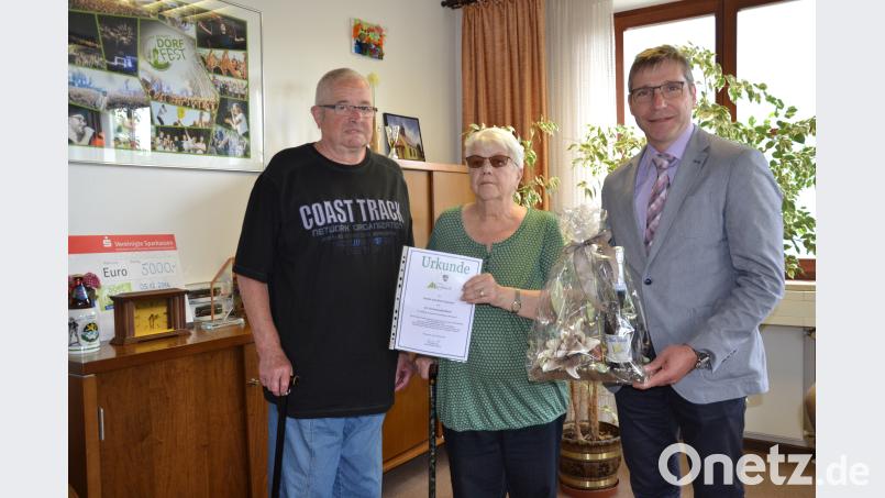 Gunda und Kurt Gmeiner verbringen derzeit ihren 20. Aufenthalt in Saubersrieth. Bürgermeister Hermann Ach gratulierte und überreichte ihn Urkunde und ein Präsent. Bild: gi Garreiss, Peter [GI] (moosbach@garpe.de)