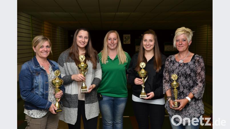 Zwillingsschwester Theresa Hanauer (Zweite von links) durfte im Reigen der Damenmannschaft nicht fehlen, die Anna Hanauer (Zweite von rechts) zum 5. Platz gratulierte. Bild: fjo fjo