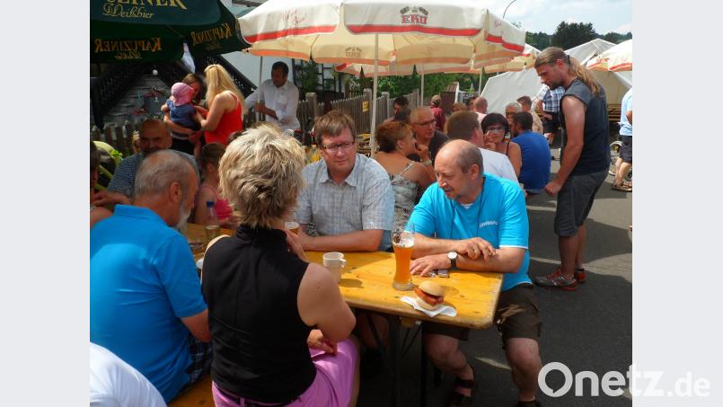 Bilder zeigen Ausschnitte vom Fest
Und Valentin Filberth (mitte), einer der Verantwortlichen des traditionellen Festes mit jungen Helfern soj