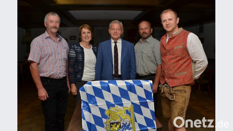 Landtagsabgeordneter Horst Arnold (Mitte) war beim SPD-Ortsverein eingeladen. SPD-Vorsitzender Markus Kick (rechts) hieß neben Landtagsabgeordneter Annette Karl (Zweite von links), Albert Gollwitzer von der WBV Eslarn-Vohenstrauß (links) und Hubert Meiler vom BDM (Zweiter von rechts) willkommen. dob