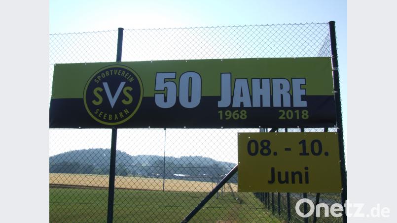 Dieser Banner am Vereinsgelände macht schon seit mehreren Wochen auf das Fest des SV Seebarn aufmerksam. Am kommenden Wochenende ist es soweit. zth