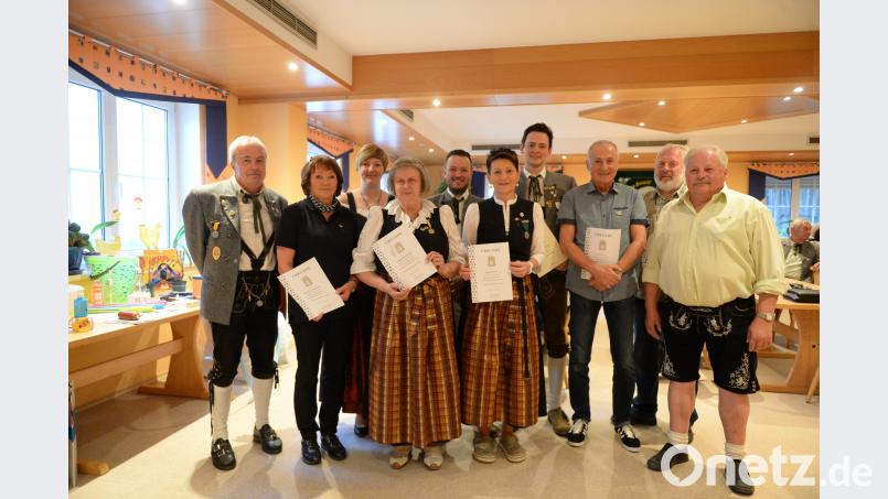 Für langjährige Verdienste zeichnet Schützenmeister Hans Wenkmann Hermine Wenkmann, Susanne Prächtl, Irmgard Wenkmann, Johannes Wenkmann, Brigitte Hirsch, Timo Schuller, Heribert Wenkmann und Egid Koller zusammen mit 2. Schützenmeister Josef Hirsch aus (von links). brü
