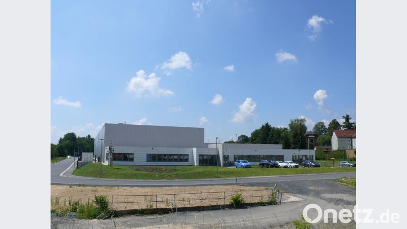 Der Schuldenabbau bei gleichzeitigen Investitionen ist in der Sitzung des Stadtrats mehrmals unterstrichen worden. Dabei wurde auch die Erschließung des Gewerbegebiets „Zur ehemaligen Porzellanfabrik“– im Bild mit dem neuen Unternehmenssitz der Firma Vital Products – genannt.  	Bild: kgg kgg