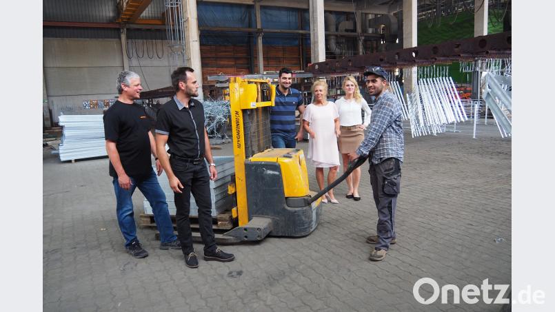 Alkhalaf Al Mohammad (Erster von rechts) ist über das Projekt Jobbegleiter zur Feerverzinkerei Einhäupl gekommen. Vorgestellt wurde das positive Integrationsbeispiel (von links) durch  Annette Suttner von der VHS Weiden-Neustadt, Betriebsakquisiteurin Michaela Hiller vom Jobcenter Weiden-Neustadt, Mohsen Mahdavi vom Projekt Jobbegleiter, Jobcenter-Integrationsbeauftragter Eduard Neuendank und Unternehmenschef Franz-Josef Einhäupl sbü