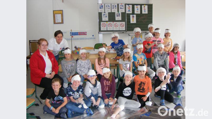 Melissa Pregler und Natalie Wölfl (von links)  gaben den Juniorhelfern Tipps, wie sie  sich im Notfall nützlich machen. Dabei machte das Verbandanlegen besonderen Spaß. exb