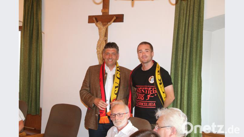 Kapitan Johannes Renner (links) überreichte Edgar Knobloch einen Schal des Vereins Neidl, Stefan [SNE]