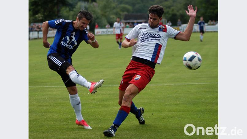 Michael Riester schießt auf das Sulzbacher Tor. Der Weidener "Oldie" traf während der 120 Minuten zweimal ins gegnerische Gehäuse, um dann im fälligen Elfmeterschießen aber das Leder am Tor vorbeizusetzen. Dietl, Norbert [OTR]
