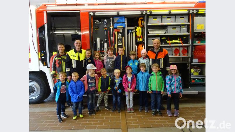Die Freudenberger Vorschulkinder besuchen die Feuerwehr und werdeen von Kommandant Armin Daubenmerkl (hinten, Zweiter von links) und Andreas Bodensteiner (hinten rechts) begrüßt. sche