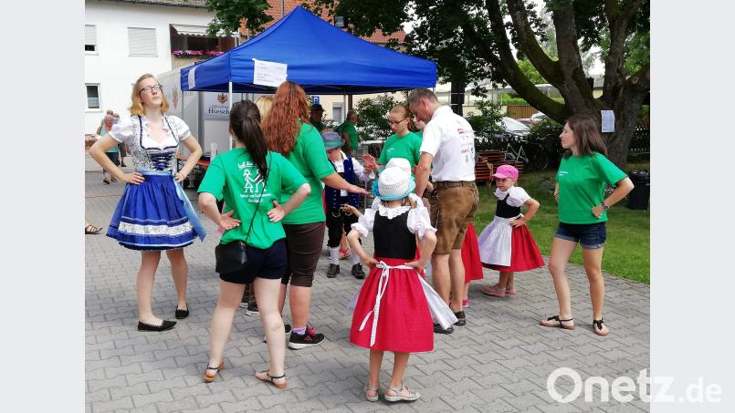 Das Gartenfest des Heimat- und Trachtenvereins wird in die Vereins-Chronik eingehen. Nach den Tanzdarbietungen von Klein und Groß bereitet ein Unwetter, wie es Hirschau noch nicht gesehen hat, dem Fest ein jähes Ende. u