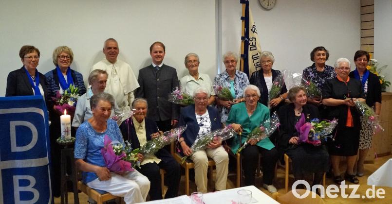 Bei den Ehrungen rückten Frauen in den Mittelpunkt, die dem Zweigverein seit 50 Jahren angehören. Die Auszeichnungen überreichten Vorsitzende Elisabeth Blend (links), Diözesanbeirat Pater Jakob Seitz und Stadtpfarrer Stefan Wagner (im Hintergrund, von links) sowie Vorsitzende Christine Schmid (rechts). agr