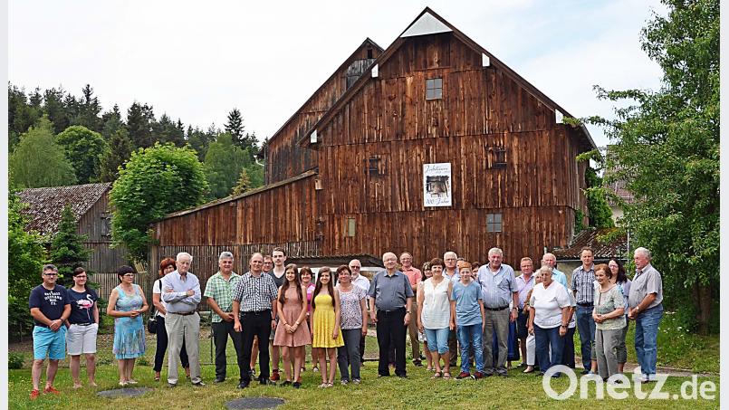 Zum Jubiläum kommt die ganze Dorfgemeinschaft von Penzenreuth unter der 100 Jahre alten Glocke zusammen. Gemeinsam verbringen Alt und Jung einen gemütlichen Tag mit Andacht, Mittagsgebet, Mittagessen und Kaffeetrinken. ü