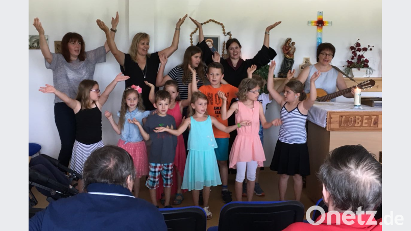 Die Kinder tanzen und singen für die Senioren und überreichen eine Spende. le