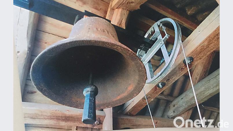 Vor Wind und Wetter geschützt hängt sie seit vier Jahrzehnten an der Scheune der Familie Walberer: Die Dorfglocke von Penzenreuth ist allerdings viel älter. Das verrät die eingegossene Jahreszahl 1918. ü
