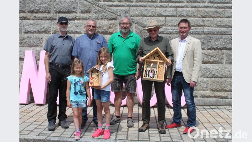 Jana Horn (SG Ebelsbach) gehörte gemeinsam mit Lukas Schmidberger (SG Schwarzenfeld, nicht im Bild) zu den jüngsten Teilnehmer, Manfred Hess (83 Jahre, SG Ebelsbach, Zweiter von rechts) war mit 83 Jahren der älteste Teilnehmer. Mit 29 Mitgliedern wurde zudem die SG Ebelsbach vom LOandesvorsitzenden Siegmund Schauer (hinten, Zweiter von links) und Vorsitzendem Arthur Weber (hinten Mitte) als stärkste Gruppe in Neustadt geehrt. Rechts im Bild SPD-Stadtrat Wolfgang Schwarz. Hans Prem