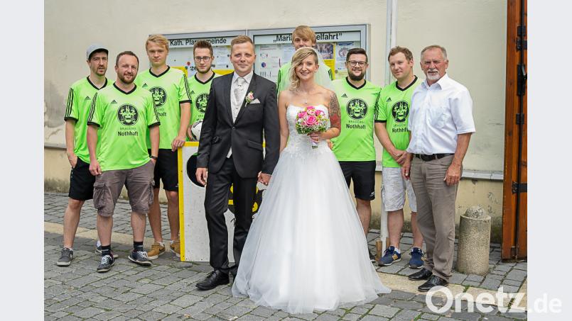 Die Fußball-Freunde vom SV Poppenreuth ließen das Brautpaar hochleben. fpoz