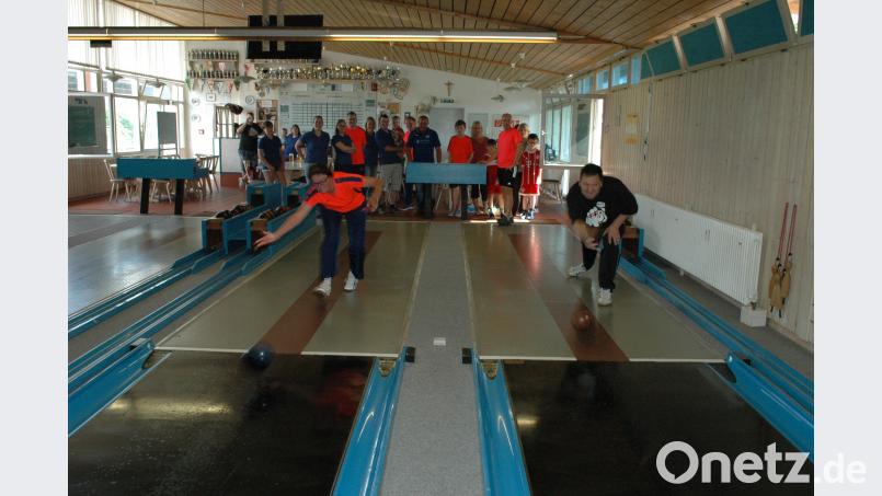 Anna Schwaiger (links) und Bürgermeister Christian Ziegler (rechts) eröffnen das dritte Gemeidepokalturnier. nib