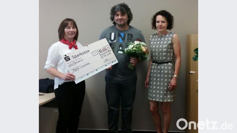 Kundenberaterin Johanna Scharf, Gewinner Mario Lischka und die  stellvertretende Gebietsdirektorin Gabriele Elsner (von links). exb