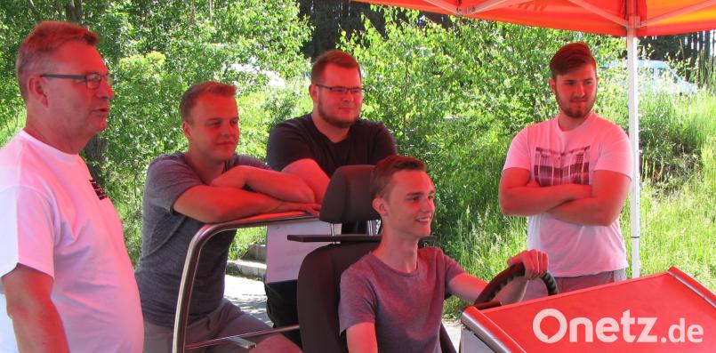 Auch immer wieder interessant: Sehtest und Reaktionstestgerät – unter Anleitung von Josef Krauß und 
Am Autofahrsimulator der Verkehrswacht Bayreuth, angeleitet durch Klaus Kasel (links), konnten unterschiedliche Situationen im Straßenverkehr simuliert und die jeweilige Reaktion getestetwerden. exb