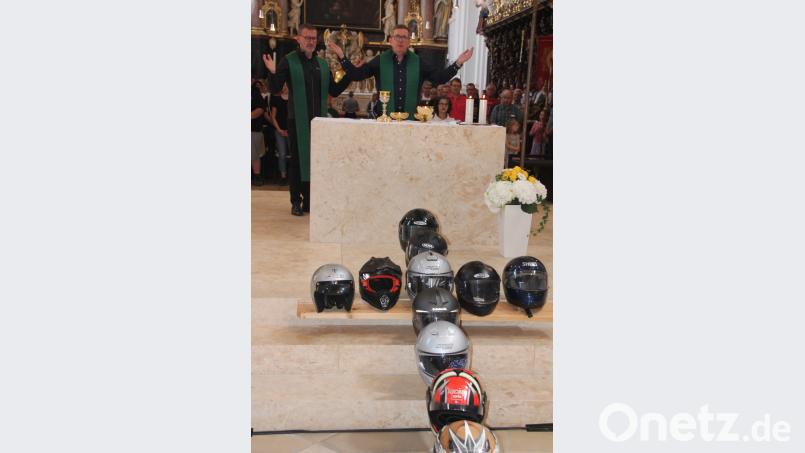 Ein Kreuz, bestehend aus Motorradhelmen, vorm Altar. kro