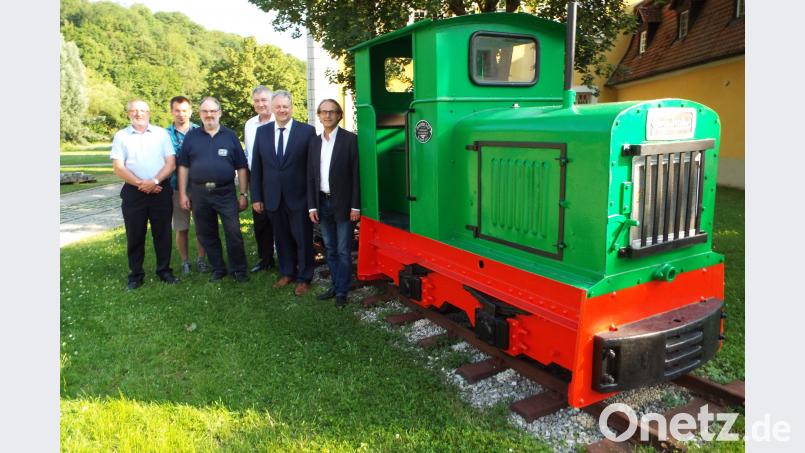 Über den neuen Blickfang vor dem Kulturschloss Theuern freuen sich (von rechts) Museumsleiter Michael Ritz, Landrat Richard Reisinger sowie (von links) 2. Vorsitzender der AKB, Matthias Gruschwitz und Vereinsmitglieder. e