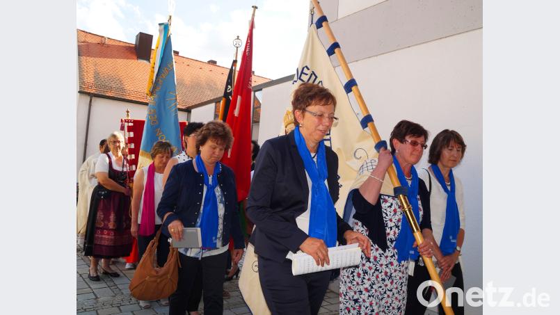 Zum Auftakt des Jubiläums zogen die Fahnenabordnungen der kirchlichen Verein, angeführt vom Jubelverein Frauenbund, in die Pfarrkirche ein. agr