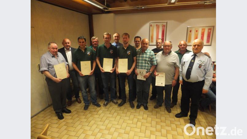 Den mit Auszeichnungen bedachten RK-Mitgliedern gratulierten 2. Bürgermeister Georg Götz (Zweiter von links) und Kreisvorsitzender Bertram Gebhard (Sechster von links) sowie stellvertretender BSB-Kreisvorsitzender Werner Stubenvoll und SRK-Vorsitzender Erich Kelsch (von rechts). ibj