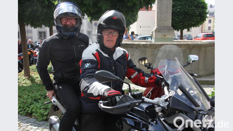 Pater Otto Grillmeier und sein Sozius, Stadtpfarrer Thomas Vogl, bei der Rundfahrt kro