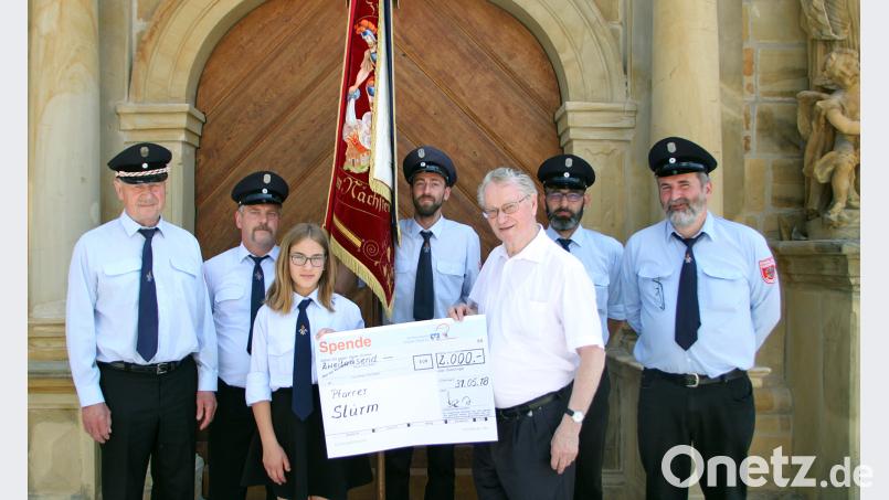 An Pfarrer Pater Hermann Sturm (Dritter von rechts) übergeben im Namen der Freuerwehr Thanheim Vorsitzender Achim Hantke mit Jürgen Hofmeister, Eva Hofmeister, Andreas Schoppe, Bernhard Geck und Peter Schart einen Spendenscheck über 2000 Euro für die Renovierung der Ensdorfer Pfarrkirche. Bild: sön sön