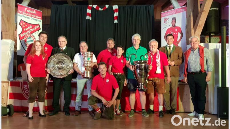Mitglieder der Vorstandschaft und die anwesenden Ehrenmitglieder begrüßten mit Mohammad Nahkostin aus Weiden das 5600. Mitglied im Fanclub. Das Bild zeigt (von links) Sabrina Kreuzer. Burkhard Simon, Heinz Pirzer, Mohammad Nahkostin, Konrad Baumann, Michael Babl, Veronika Hofmann, Bernhard Hass, Bernd Hofmann, Landrat Thomas Ebeling und Hausherr Graf Beissl von Gymnich. exb